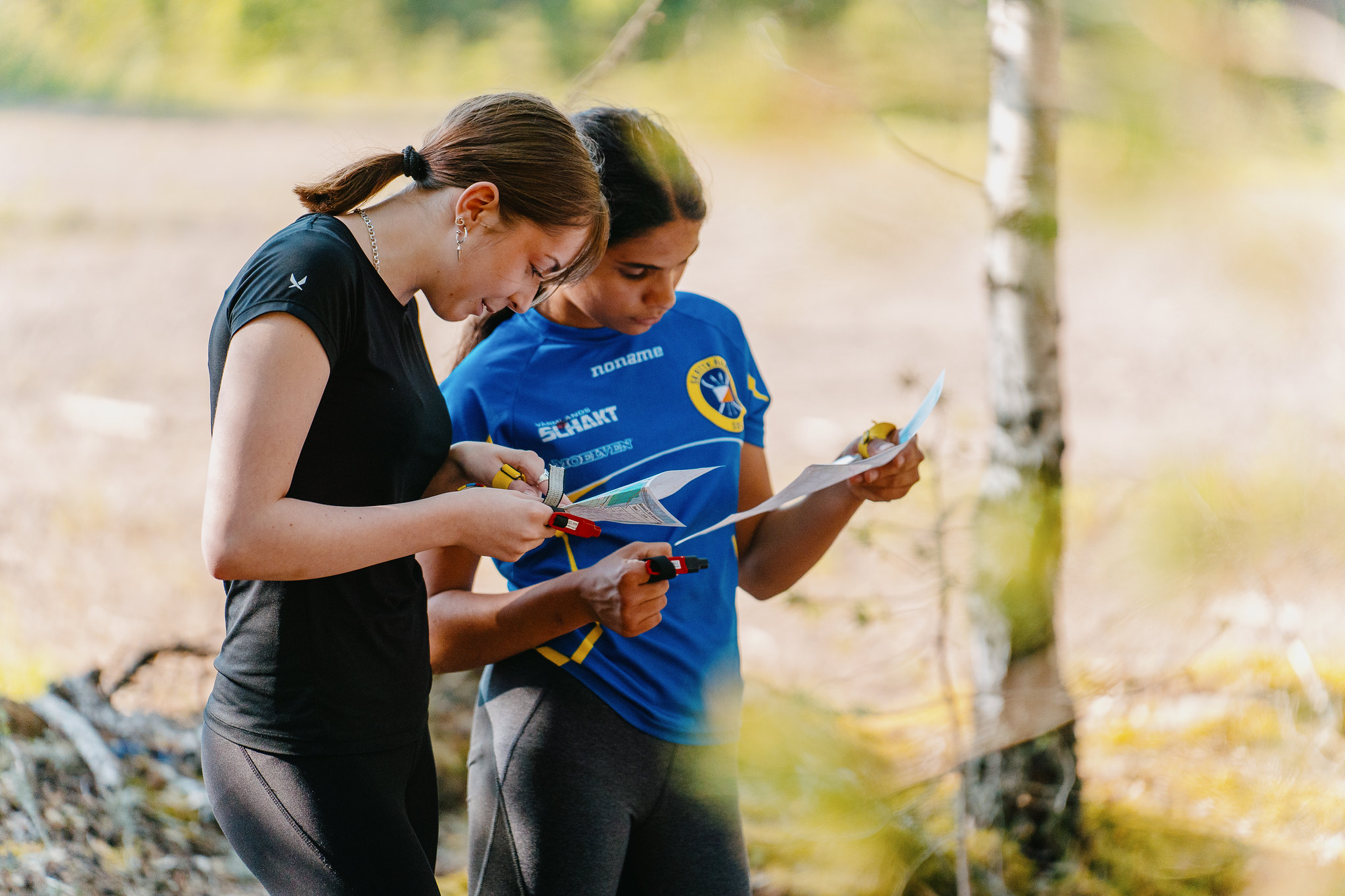 Värmlandsorienterare läser karta i skogen